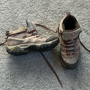 Size 7.5 Merrrell hiking boots